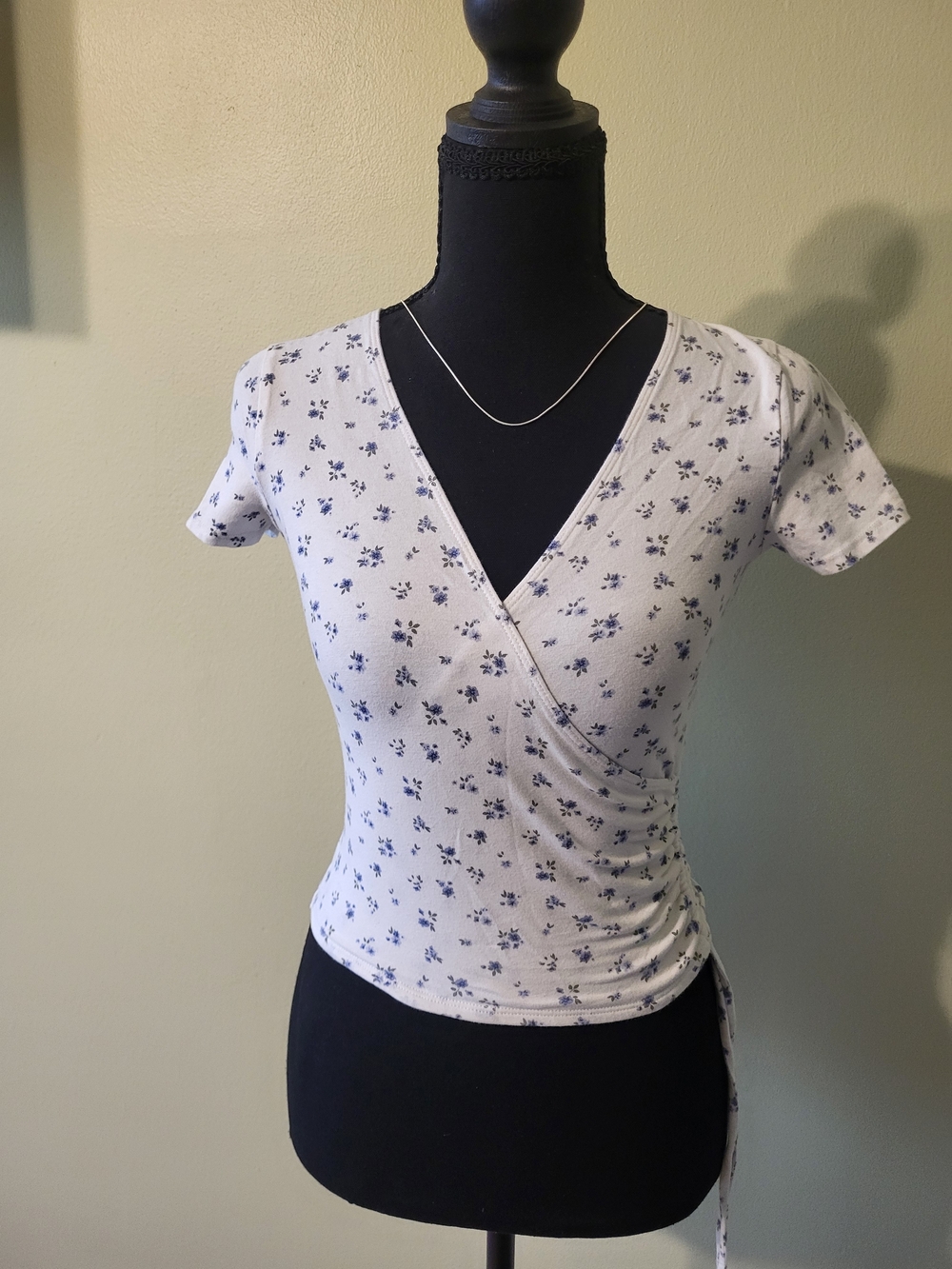 Hollister Must Have Collection Floral Baby Tee Crop. Size XS.